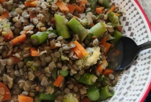 cheap and healthy vegan meal with lentils and vegetables